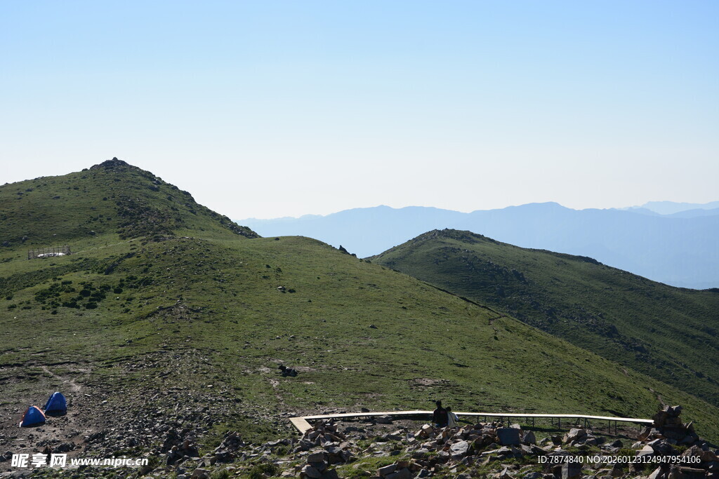 青山绿野间的徒步美景