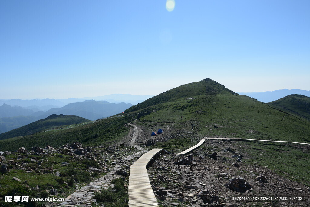 山间小径蜿蜒于青山蓝天