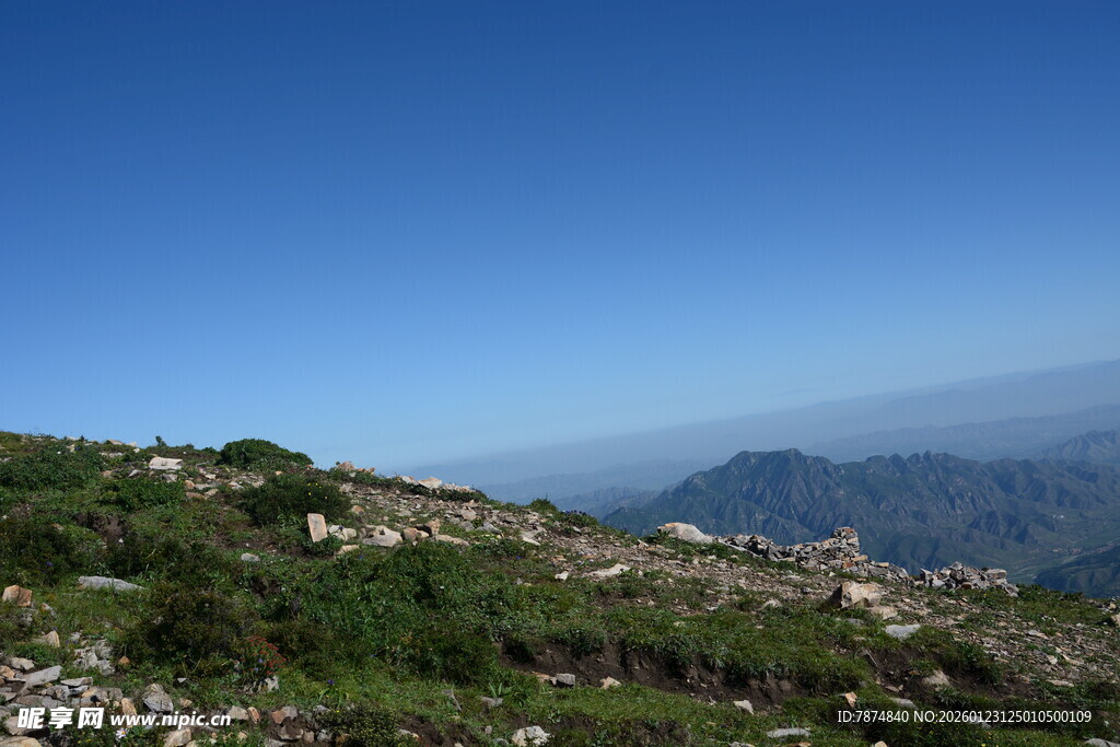 高山美景 蓝天绿野山峦