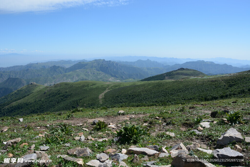 山峦叠翠的壮美自然景观