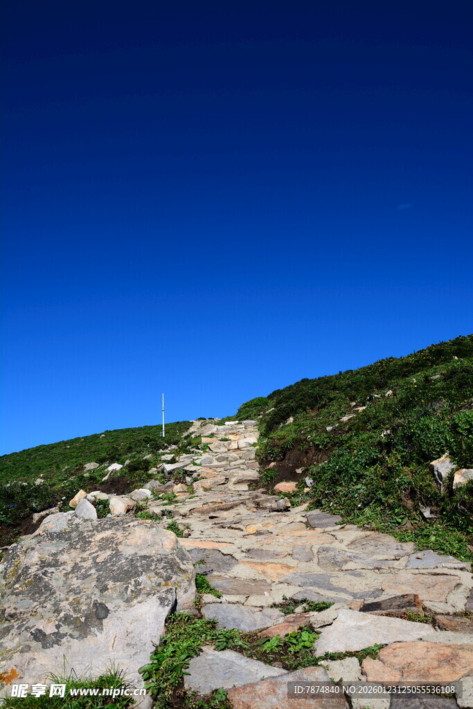 山间石径通幽处