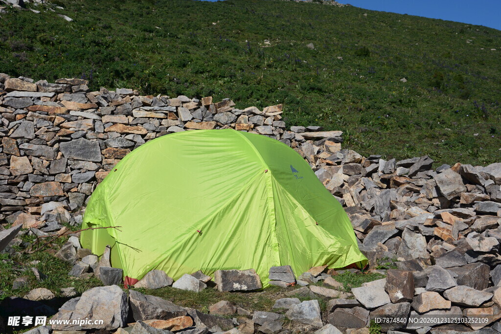 野外绿帐篷置于碎石之上