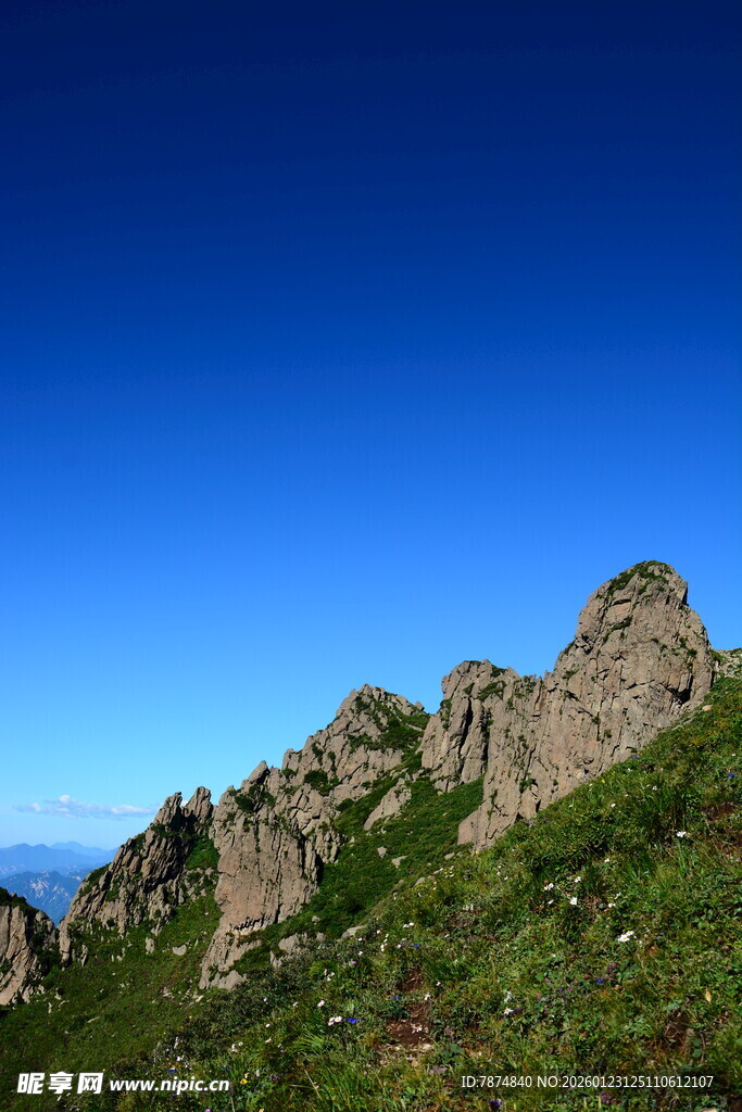 峻峭山石与葱郁植被景观