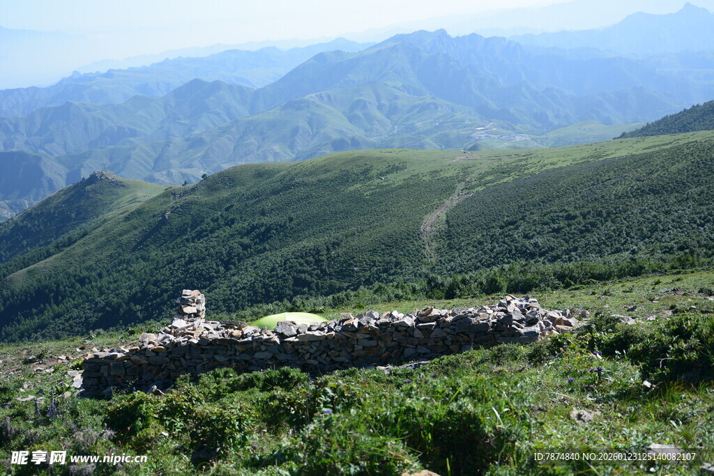 山间残垣 领略自然古朴美