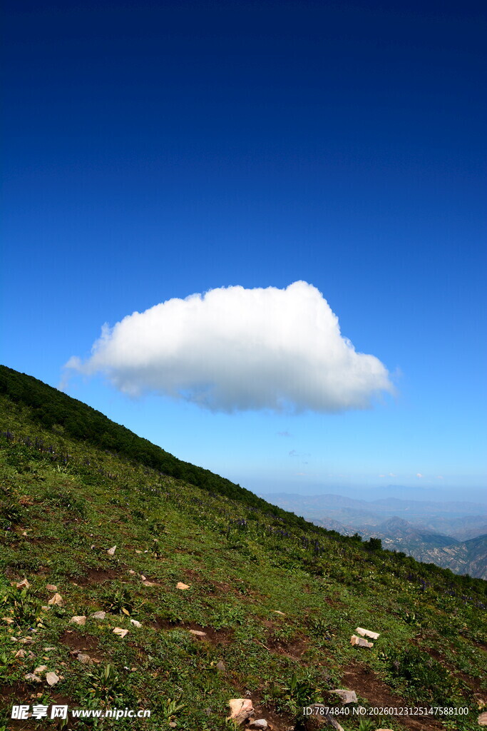 青山之上的孤朵白云