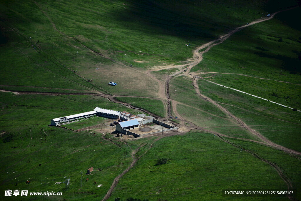 空中俯瞰草原上的建筑