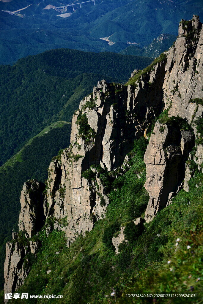 峻峭山峰绿意环绕