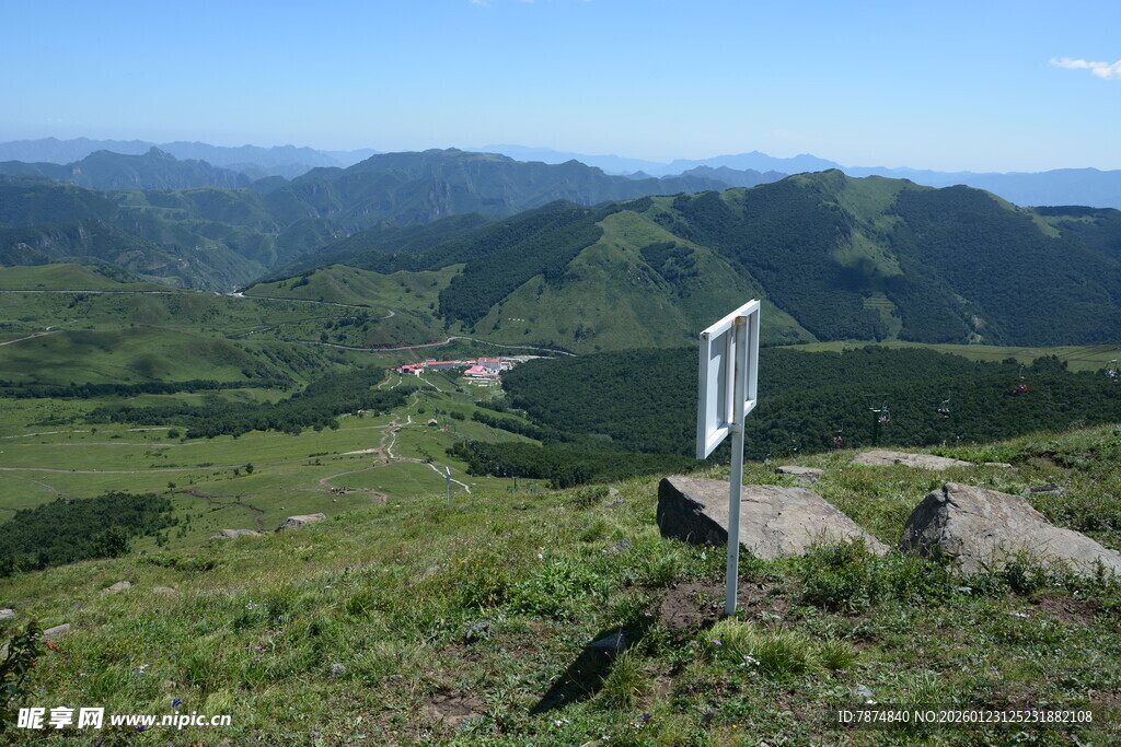 山顶路标旁的开阔山野景色