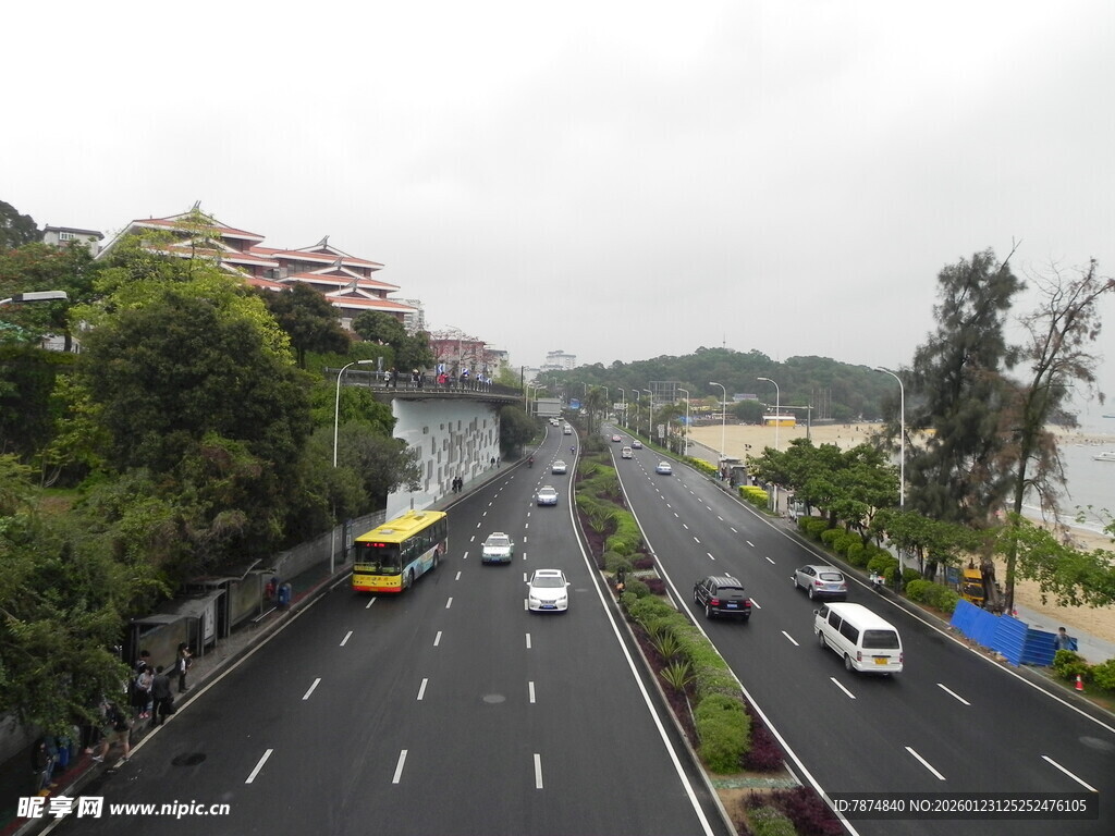 城市公路车辆与周边景致