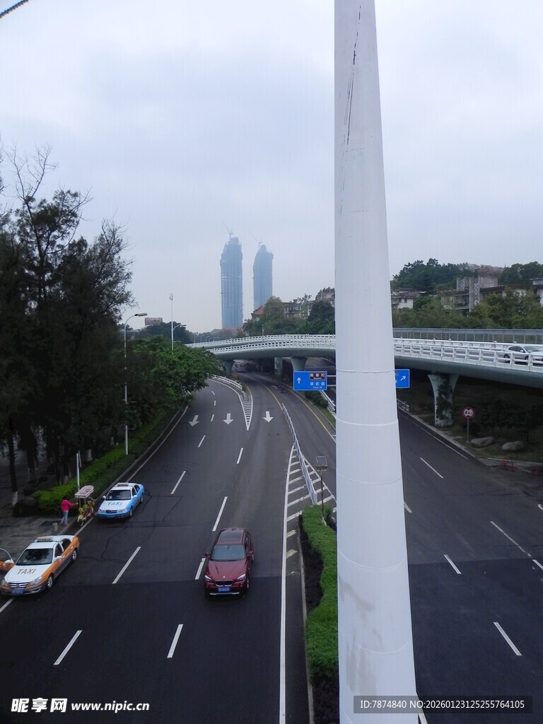 城市高架桥上车流景象