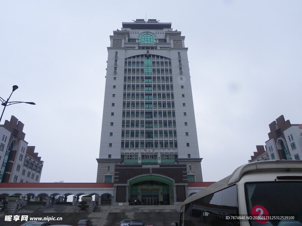 城市中高耸的现代化大楼