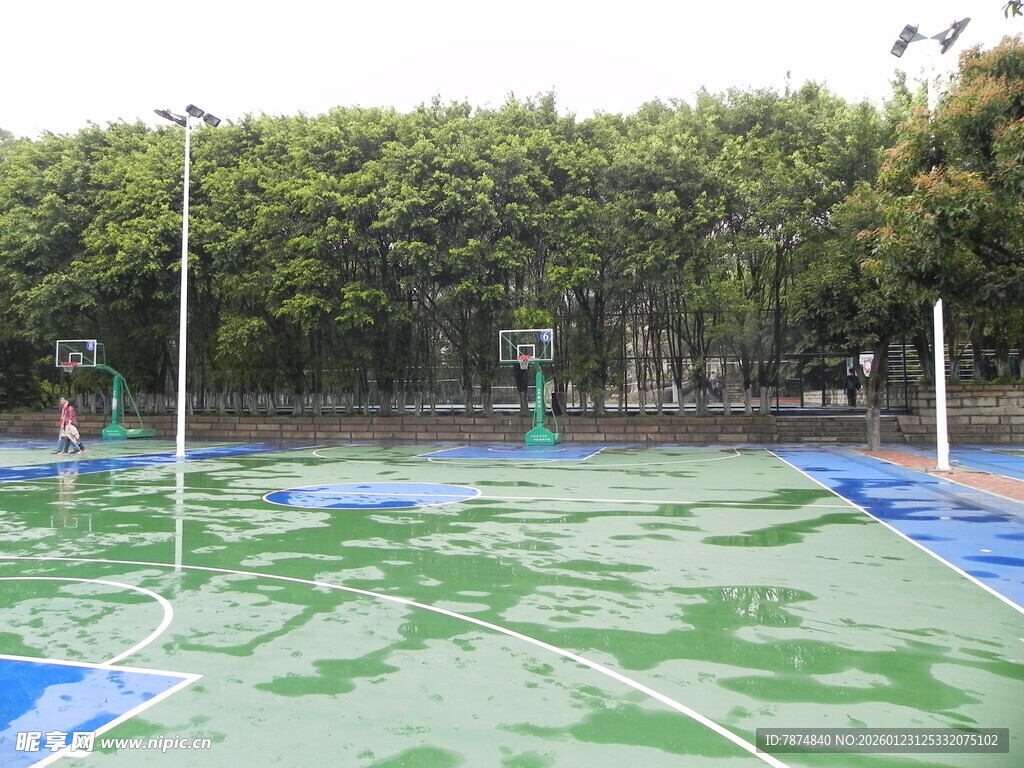 户外绿色塑胶篮球场