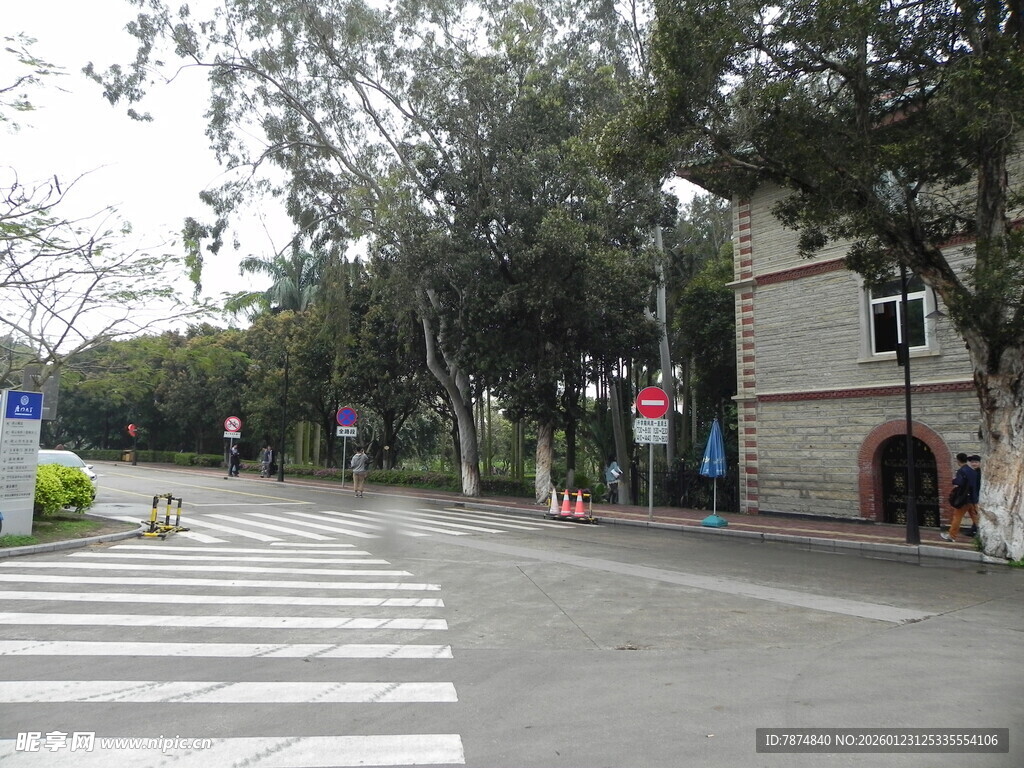 城市街道的行人过街场景