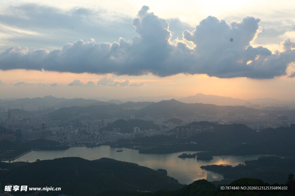 城市晚霞与湖景俯瞰