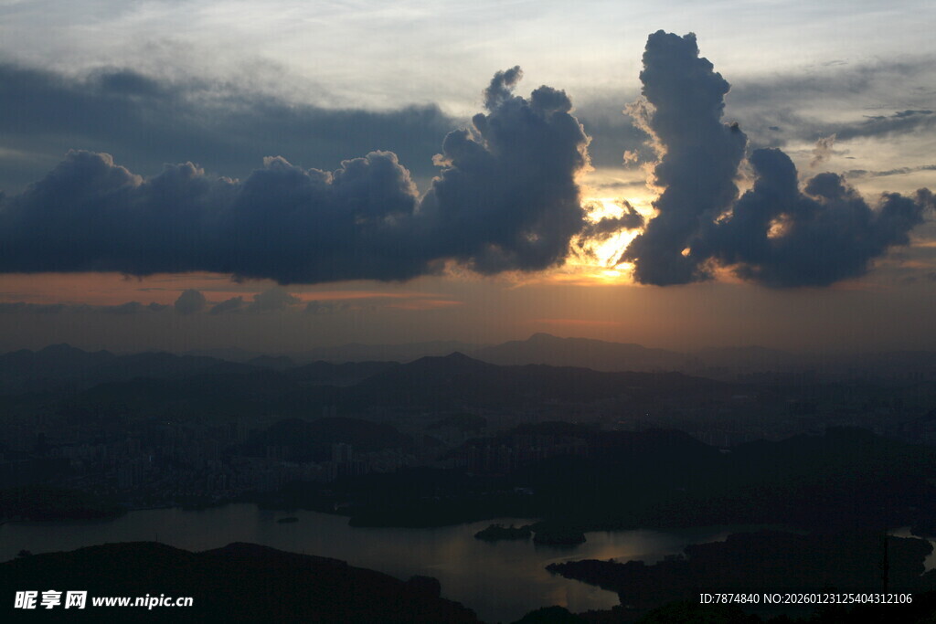 日落时分的壮美天空景观
