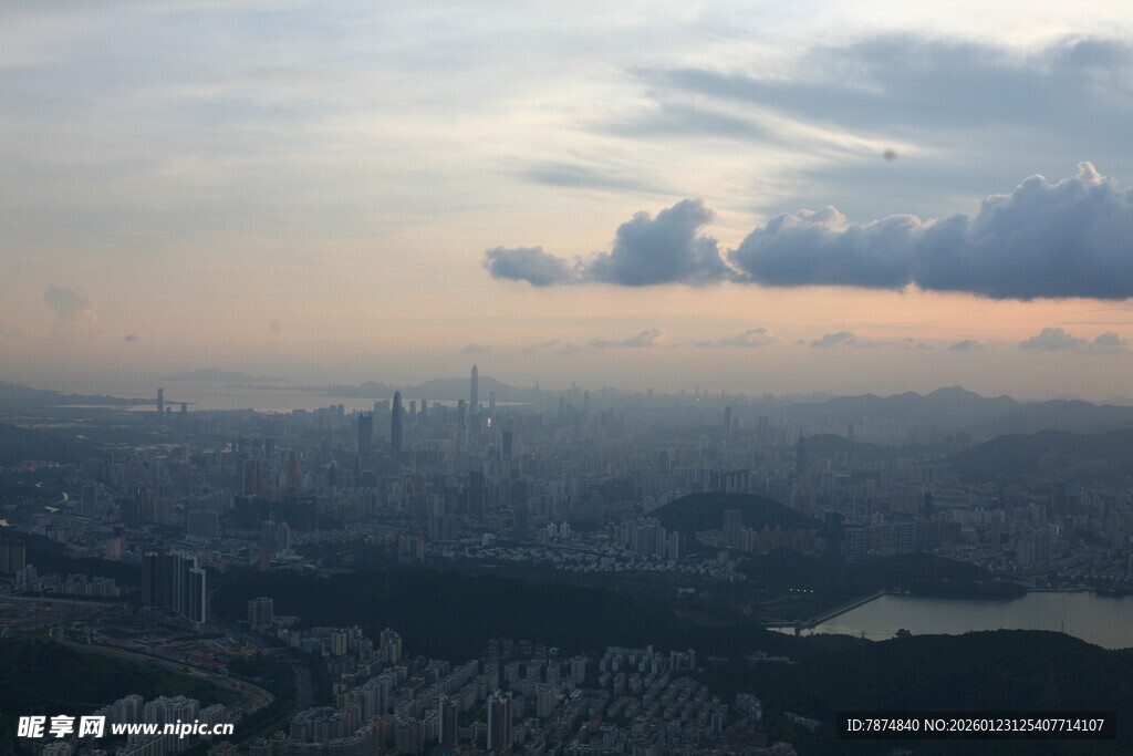 城市天际线的黄昏美景