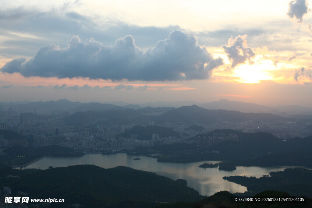 山顶俯瞰城市日落美景