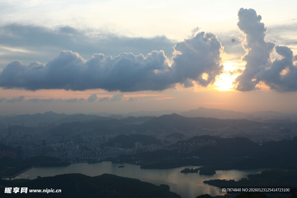 日落时分的城市与云海景观