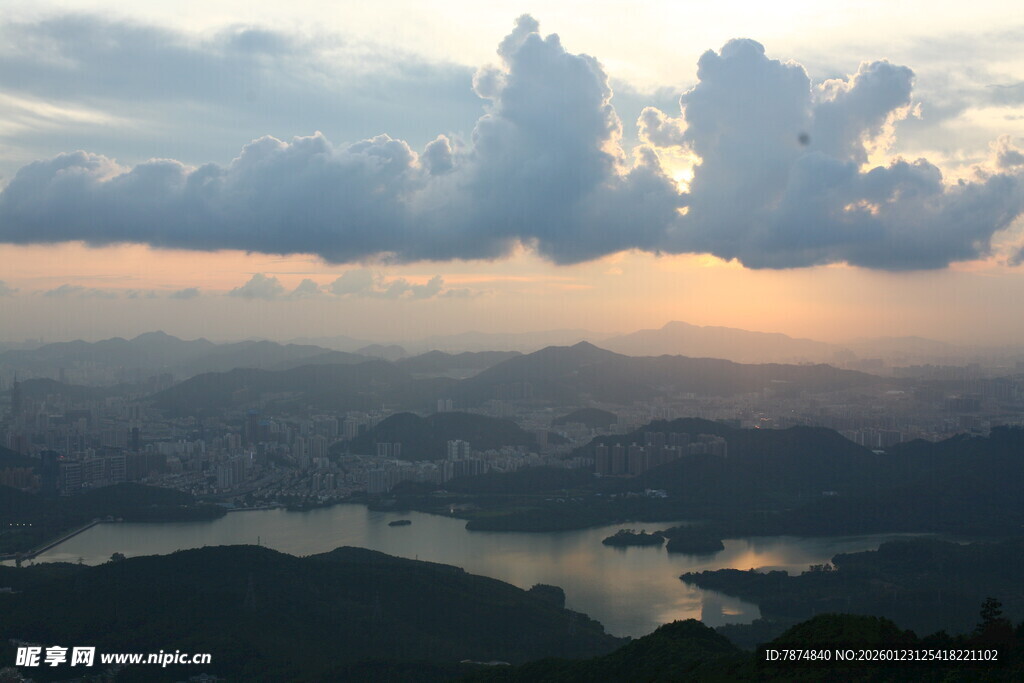 日暮下的山水城市景观