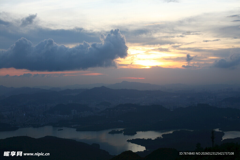 山顶俯瞰壮丽日落湖景