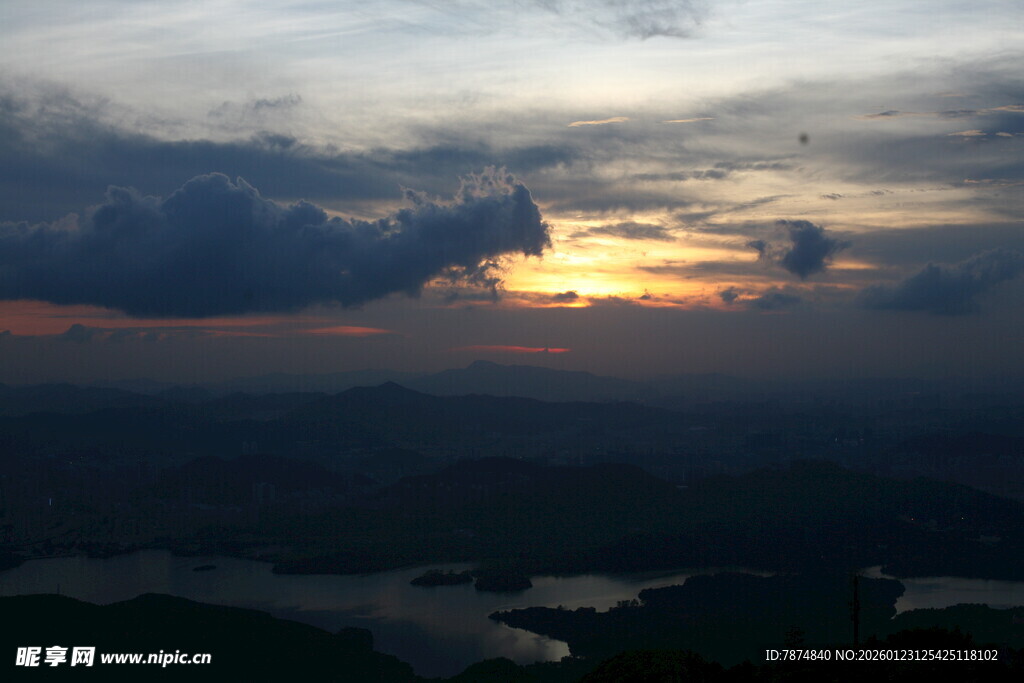 日落时分的壮丽天空景观
