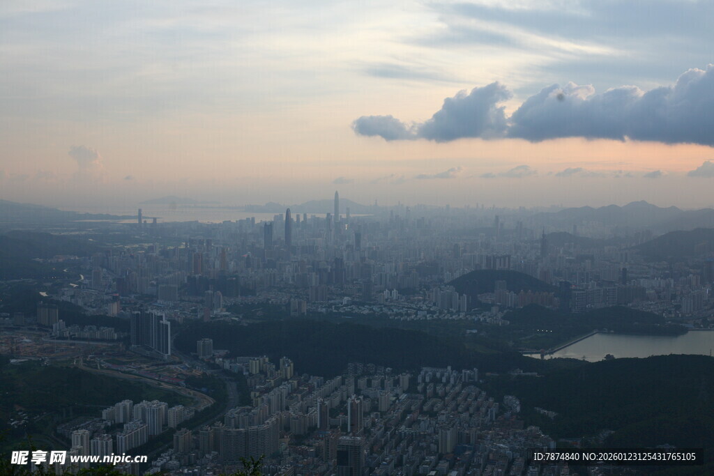 城市黄昏天际线俯瞰美景