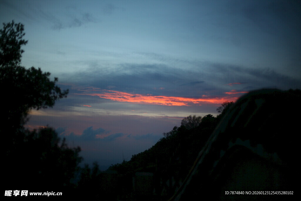 黄昏山林间的绚丽天空