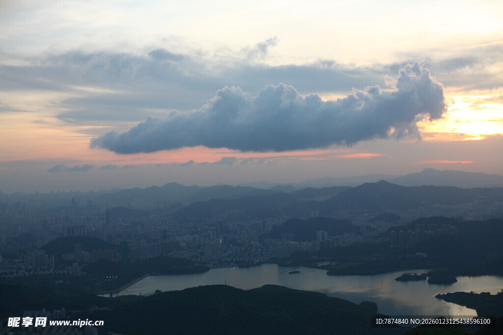 城市黄昏湖畔壮丽天空景