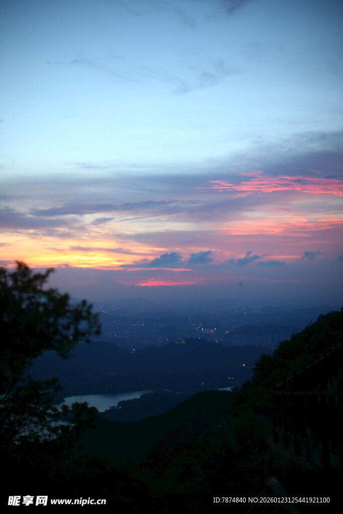 山间绚丽晚霞美景