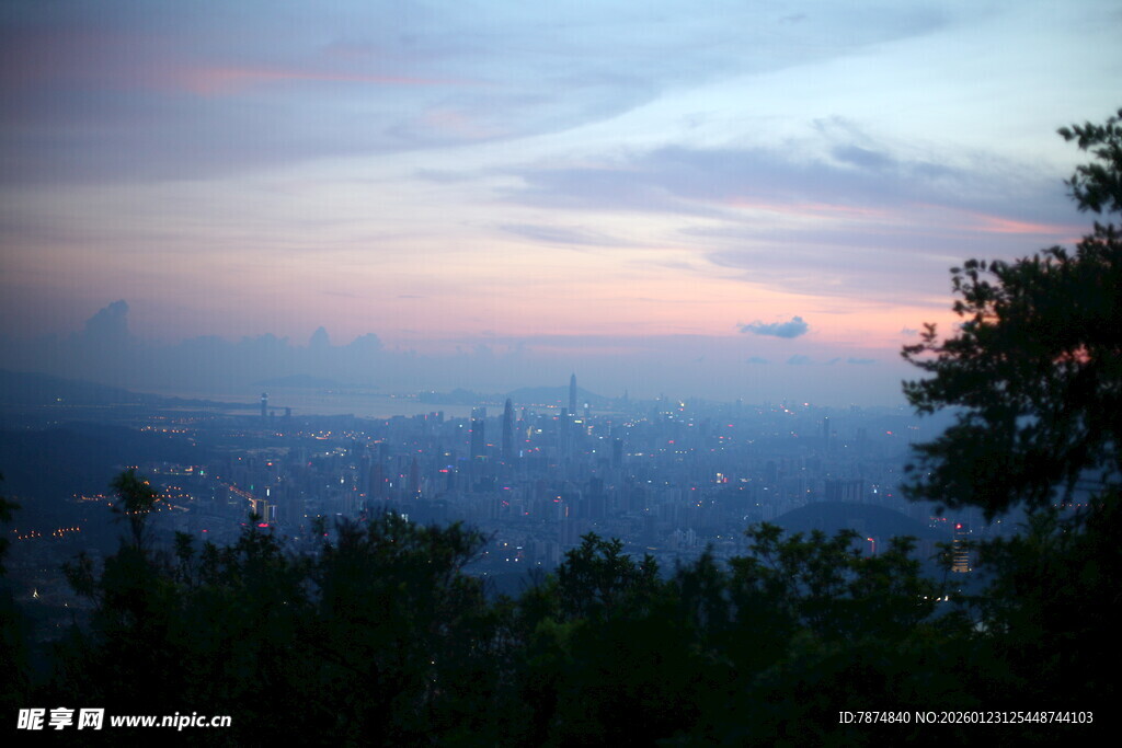黄昏时分的城市与山林景色