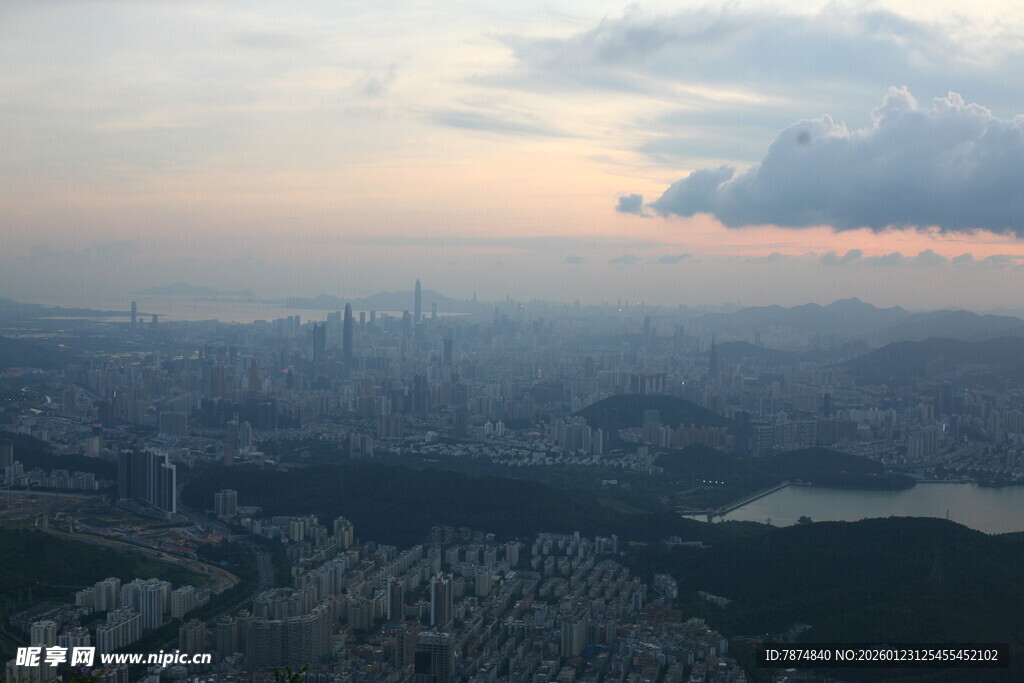 城市黄昏天际线俯瞰美景