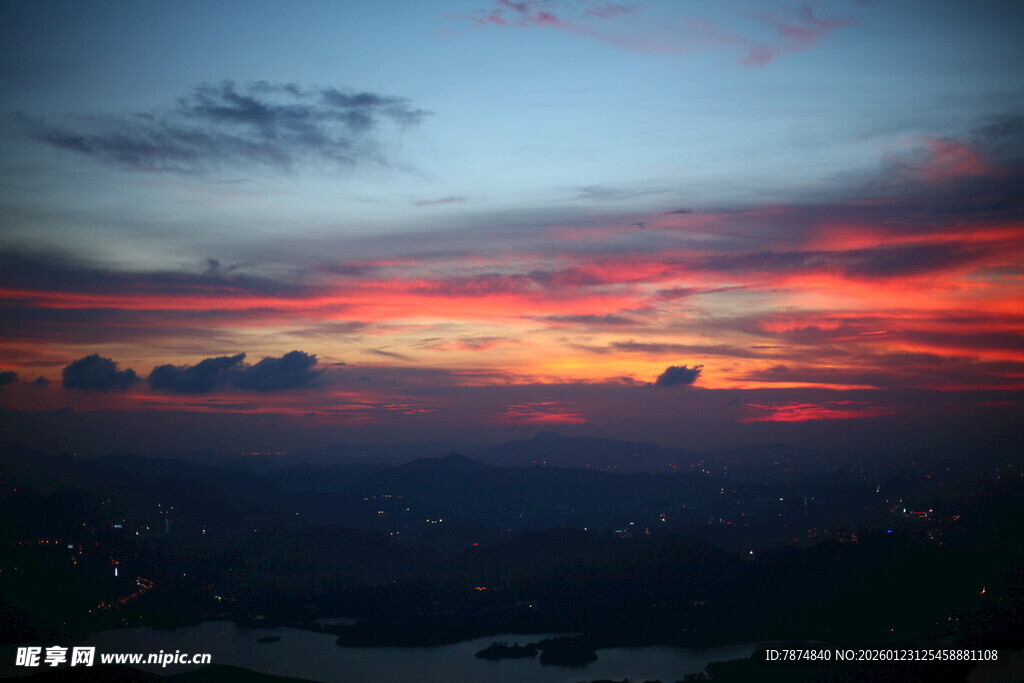 绚丽晚霞下的壮阔天空景色