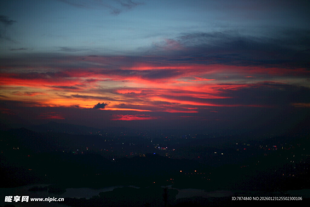 绚丽晚霞映照天际