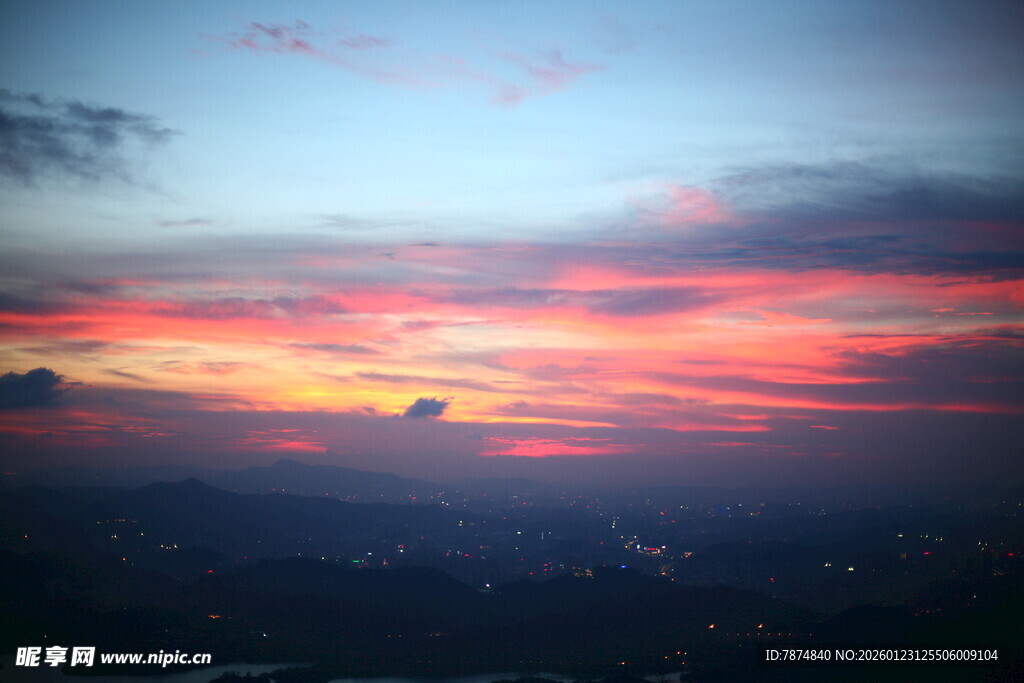 绚丽晚霞下的城市天际线