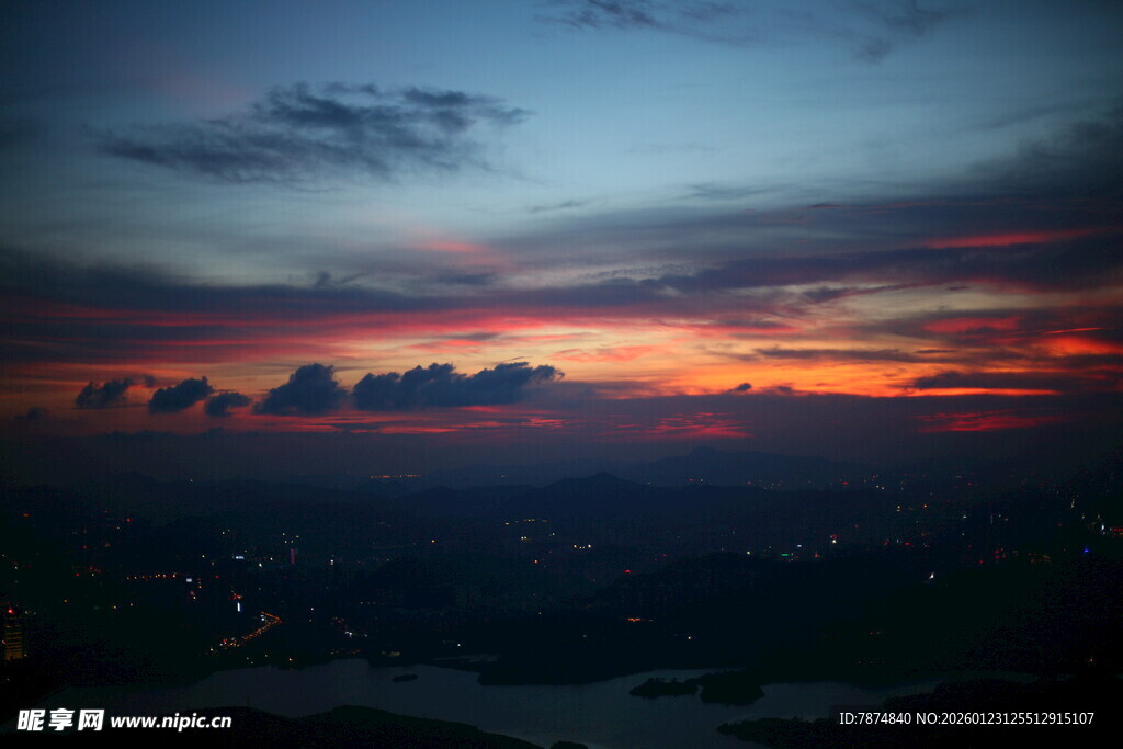 壮丽晚霞下的城市景观