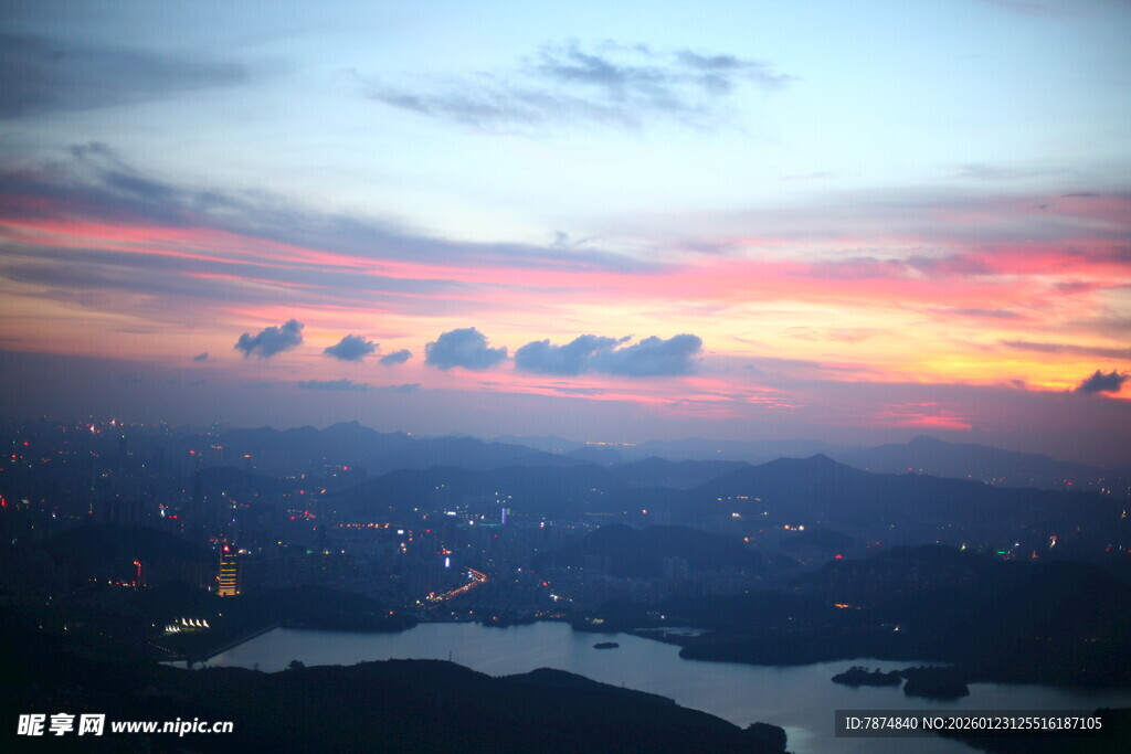 城市黄昏绚丽天际线