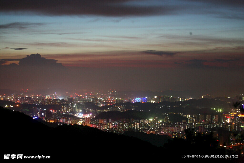 城市夜景俯瞰图