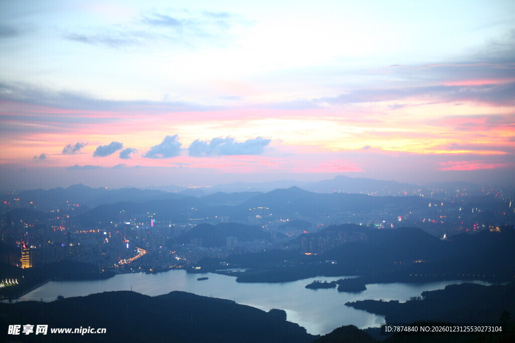 城市日落时分美丽天际线