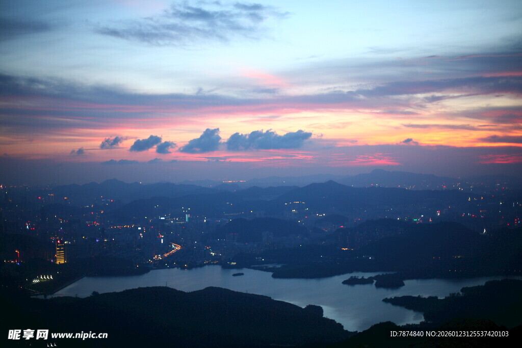 城市黄昏湖畔美丽天际线