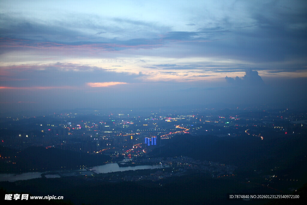 城市黄昏夜景俯瞰图