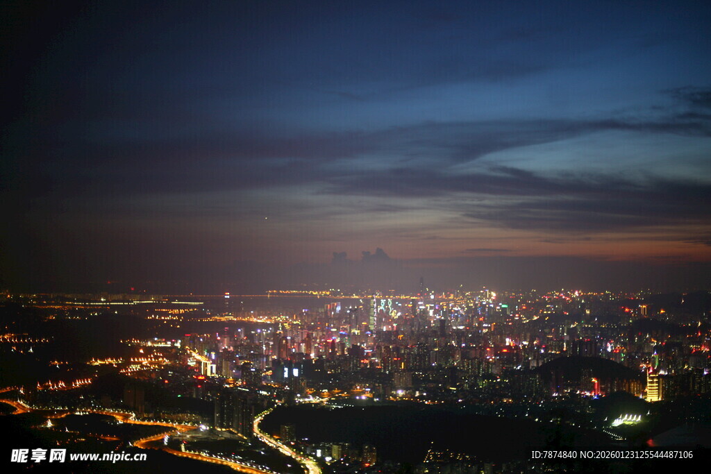 城市璀璨夜景俯瞰图