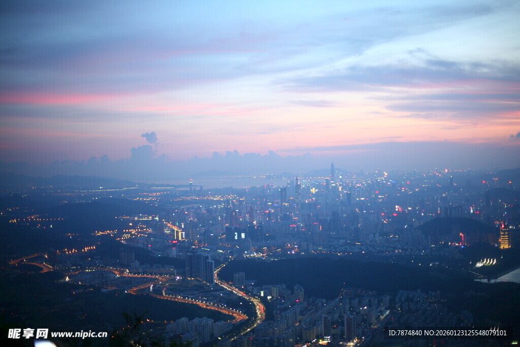 城市日出全景俯瞰图