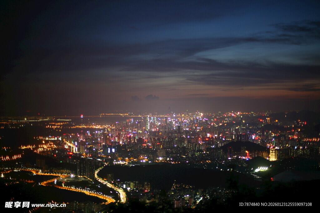 城市璀璨夜景俯瞰图