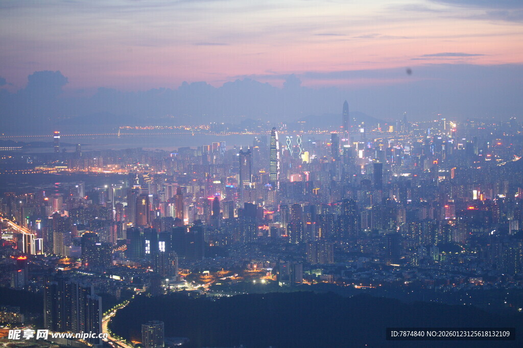 城市璀璨夜景俯瞰视角