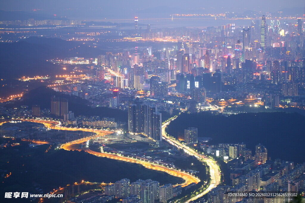 城市璀璨夜景与蜿蜒道路