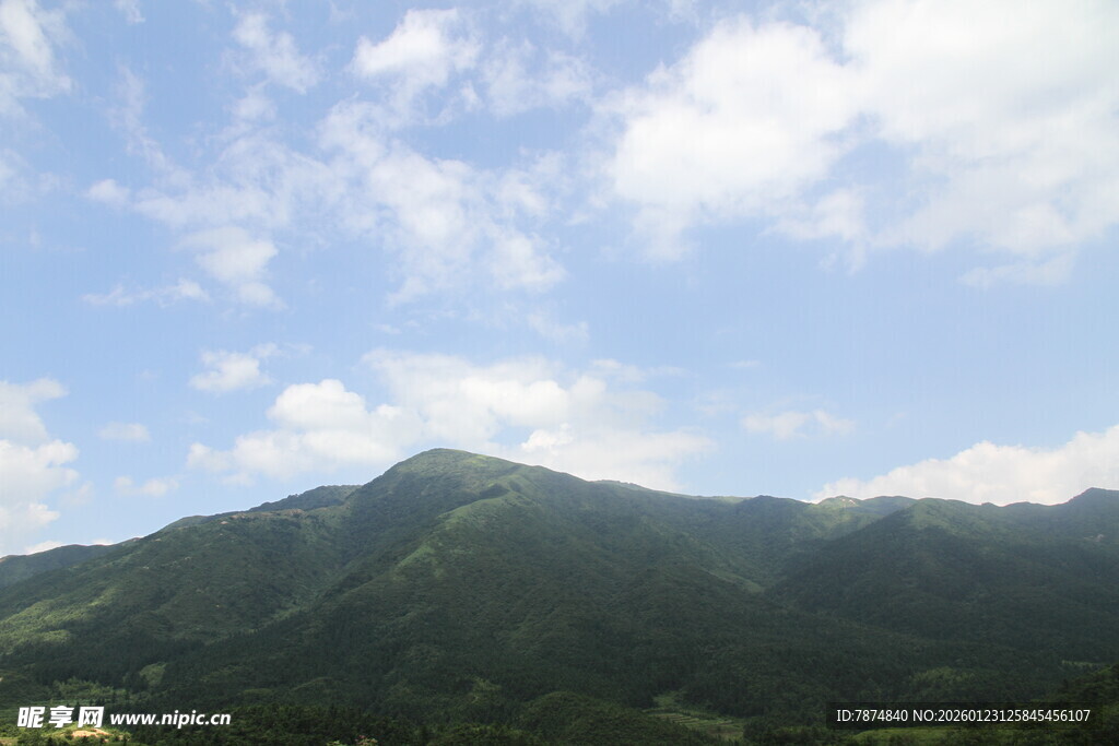 蓝天白云下的翠绿山峦