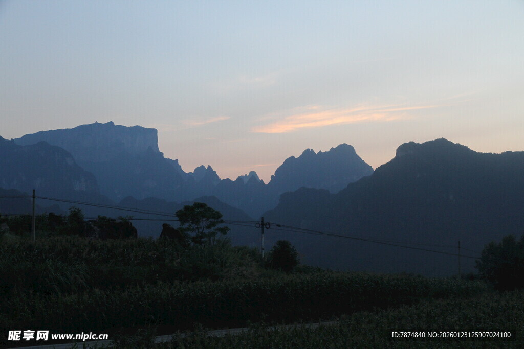 黄昏下的山峦美景