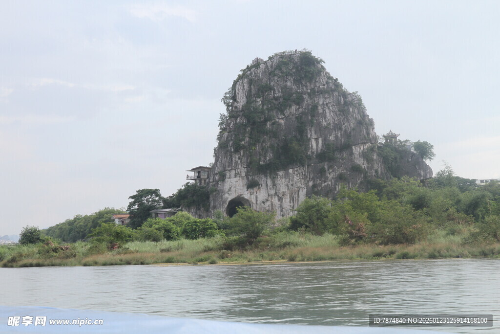 江畔奇峻石山景观