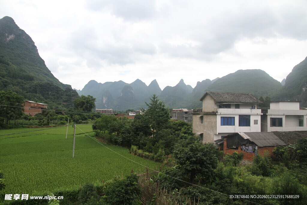 乡村山水间的宁静村落