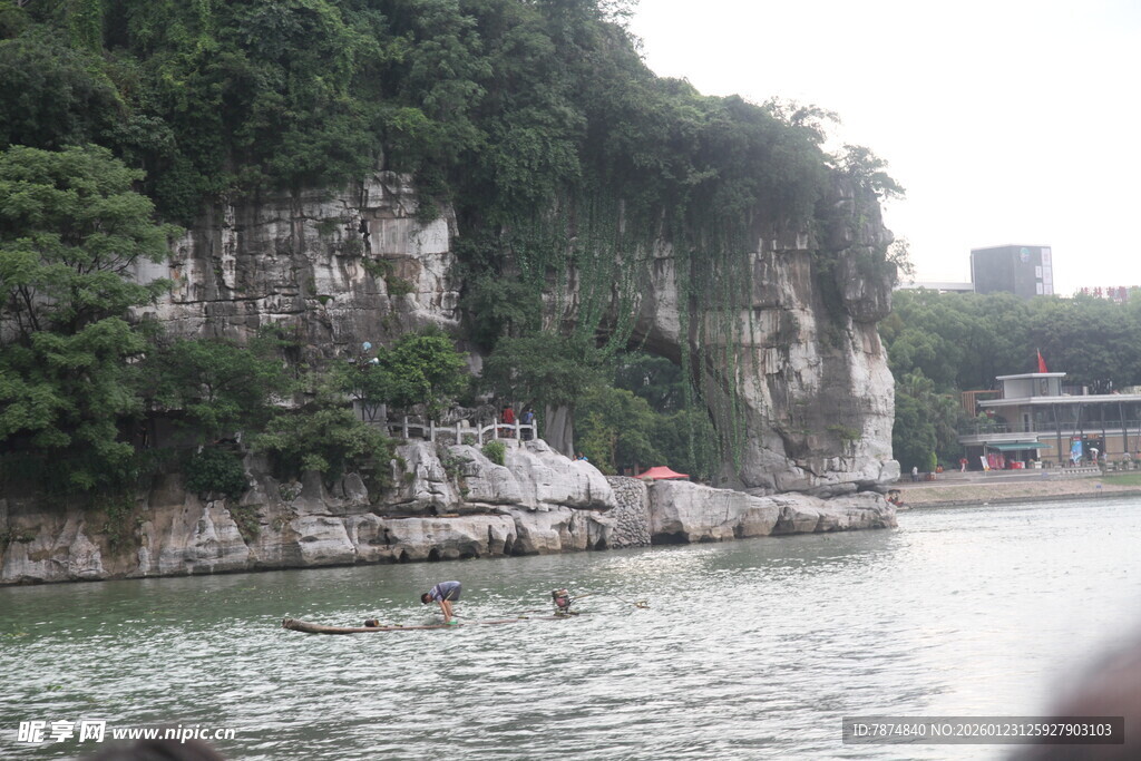 江边峭壁绿植景观